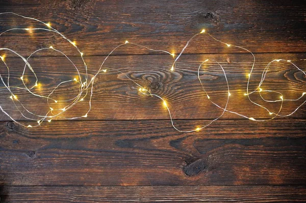 クリスマス モックアップは、あなたのテキストのための場所に木製の背景のガーランドを点灯します。フラット横たわっていた、トップ ビュー写真モックアップ — ストック写真