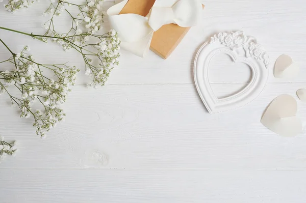 Mock up Komposition aus weißen Blumen rustikalen Stil, Herzen Liebe und ein Geschenk für St. Valentinstag mit einem Platz für Ihren Text. flache Lage, Foto-Attrappe von oben — Stockfoto