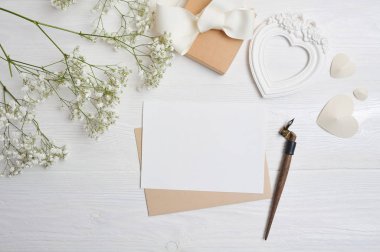 mockup mektup bir kaligrafi kalemi tebrik kartı ile St Sevgililer günü için rustik tarzı metin, düz lay için yer ile en iyi görünümü fotoğraf