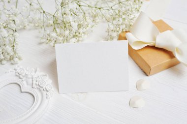 mockup mektup Hediyelik ve tebrik kartı St Sevgililer günü için rustik tarzı ile metin, düz lay için yer ile üstten görünüm fotoğraf alay kadar