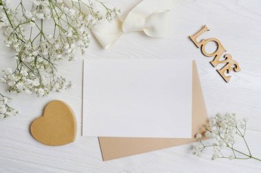 mockup mektup bir kaligrafi kalemi tebrik kartı ile St Sevgililer günü için rustik tarzı metin, düz lay için yer ile üstten görünüm fotoğraf alay kadar