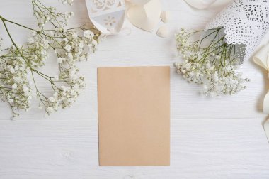 mockup mektup bir kaligrafi kalemi tebrik kartı ile St Sevgililer günü için rustik tarzı metin, düz lay için yer ile üstten görünüm fotoğraf alay kadar