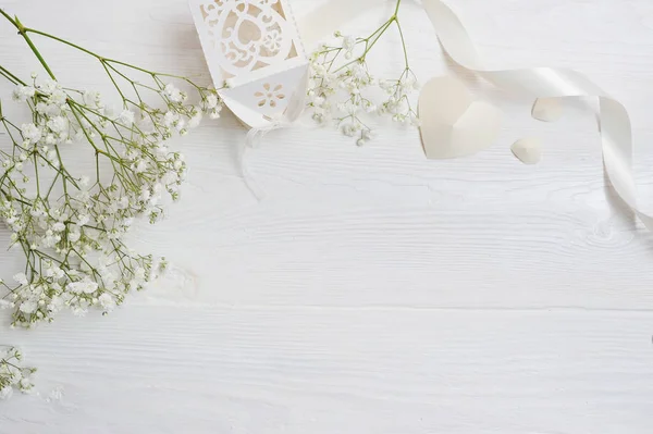 Mock up Composición de flores blancas estilo rústico, corazones y un regalo para el Día de San Valentín con un lugar para su texto. Flat lay, maqueta de fotos vista superior —  Fotos de Stock