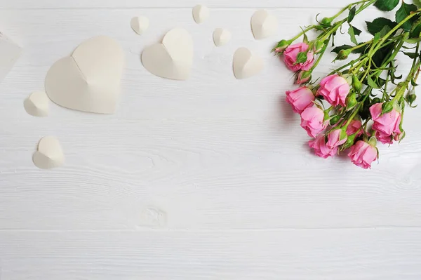 Attrappe weiße Origami-Herzen aus Papier mit rosa Rosen, Karte zum Valentinstag. flache Lage, Draufsicht mit Platz für Ihren Text — Stockfoto
