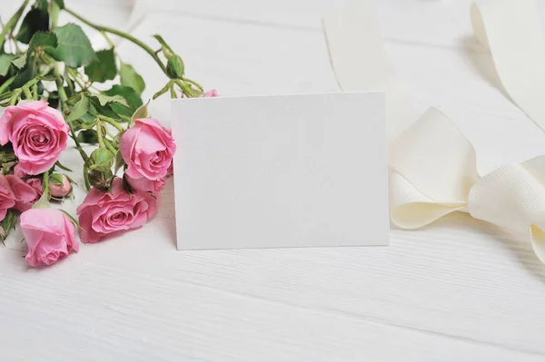 Mockup white origami hearts made of paper with pink roses, card for Valentines Day. Flat lay, top view with a place for your text — Stock Photo, Image