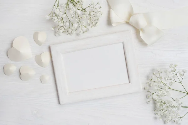 Driva med vit träram med hjärtan och blommor och rosett med kort för St Alla hjärtans dag i rustik stil med plats för din text, platt låg, ovanifrån foto mock upp — Stockfoto