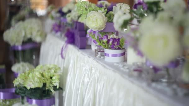 豪華な結婚披露宴でテーブルセッティング 結婚式のディナーに花の装飾 — ストック動画