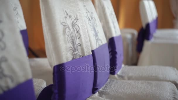 Bellissime Sedie Sposa Con Copertine Bianche Nastro Viola Cerimonia Nuziale — Video Stock