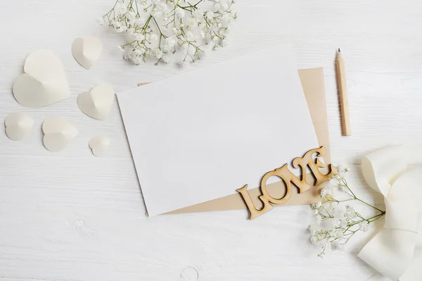 Mockup brief met pen wenskaart voor St. Valentijnsdag in rustieke stijl met plaats voor uw tekst, platte lay, bovenaanzicht foto mock up — Stockfoto