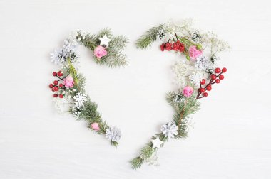 Ladin, hypsophila, koni ve düz metin için yer ile rustik tarzda kar taneleri ile kalp çelenk koymak, mockup Noel üstten görünüm fotoğraf kadar sahte