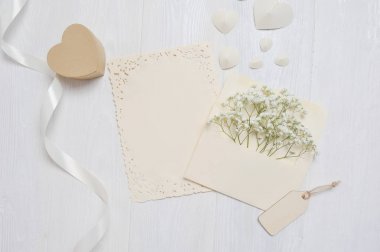 mockup mektup bir kaligrafi kalemi tebrik kartı ile St Sevgililer günü için rustik tarzı metin, düz lay için yer ile üstten görünüm fotoğraf alay kadar