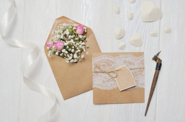 mockup mektup çiçek ve kaligrafi kalemi tebrik kartı St Sevgililer günü için rustik tarzı metin, düz lay için yer ile üstten görünüm fotoğraf kadar sahte