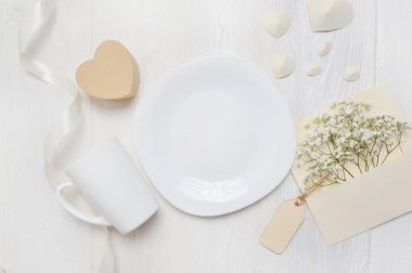 Metniniz için yer ile mockup St Sevgililer günü tebrik kartı mektup zarfı ve kupa, kalp kutu GIF, flatlay Beyaz ahşap zemin üzerinde plaka için. Düz yatıyordu, en iyi görünümü fotoğraf kadar sahte
