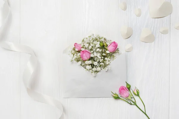 Maqueta Carta con flores se levantó para el Día de San Valentín en estilo rústico con lugar para su texto, Flat lay, top view photo mock up — Foto de Stock
