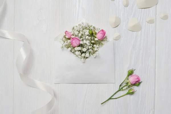 Makieta list z kwiatów Róża dla St Valentines Day w stylu rustykalnym z miejscem dla tekstu, leżał płasko, Doładuj Zobacz zdjęcie makiety — Zdjęcie stockowe