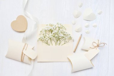 mockup mektup tebrik kartı üstten görünüm fotoğraf kadar alay St Sevgililer günü metin, düz için yer ile rustik tarzda yatıyordu, bir pensil ve hediye kutusu ile