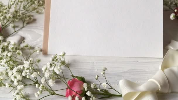 Лист з Вінок квітів листівку на день Святого Валентина в сільському стилі з місцем для вашого текст плоским лежав, вид зверху — стокове відео