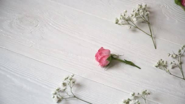 Composición de flores blancas y rosadas de estilo rústico, para el día de San Valentín con un lugar para su texto. Piso tendido, vista superior — Vídeos de Stock