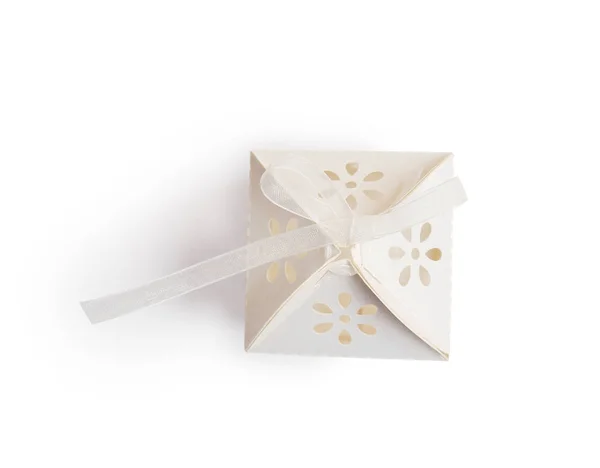 Vintage hediye kutusu beyaz şerit yay, beyaz arka plan, Sevgililer günü veya düğün için boyut üst görünüm üzerinde izole kırpma maskesi ile — Stok fotoğraf