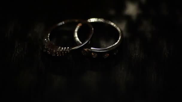 Dos anillos de boda en una caja kraft. Escena oscura — Vídeos de Stock