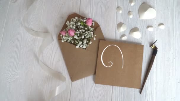 Hou animatietekst Vintage geschreven op kraft envelop op witte houten achtergrond. Kalligrafie en belettering floreren elementen voor de dag van Valentijnskaarten bruiloft of andere feestdagen — Stockvideo