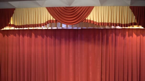 Красный занавес на сцене в театре. Шторы — стоковое видео