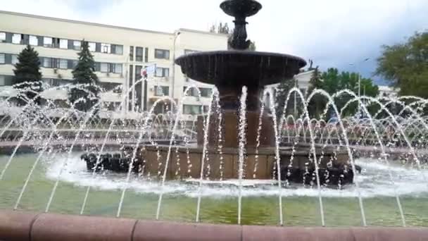 Summer fountain in the center of city — Stock Video