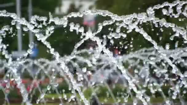 Letní fontána v centru města — Stock video