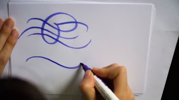 Движение видео женская рука пишет каллиграфический расцвет на листе бумаги в офисе — стоковое видео