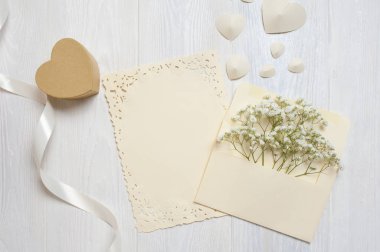 Kaligrafi tüy çiçek ve bir mektup, Sevgililer günü için hediye kutusu tebrik kartı metniniz için yer ile olan bir zarf. Düz yatıyordu, en iyi görünümü fotoğraf kadar sahte