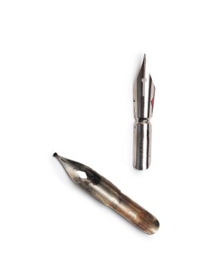 eski kaligrafi tüyler izole kırpma maskesi beyaz arka planda, üstten görünüm