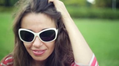 güneş gözlüğü yaz alanında kadında. Makyaj gülümseyen güzellik
