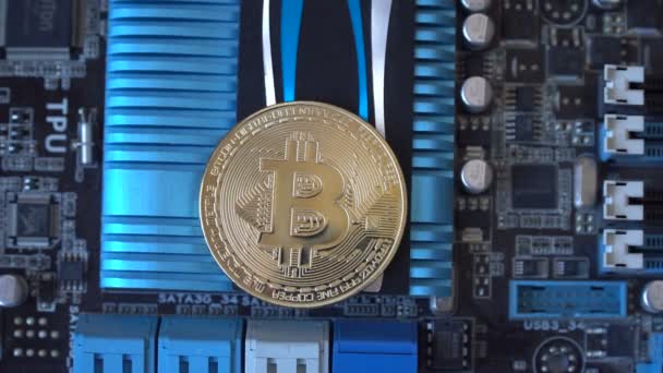 Cryptocurrency mijnbouw concept met bitcoins op grafische videokaart — Stockvideo