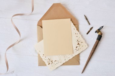 Hat tüy çiçek ve bir mektup, bir hediye olan bir zarf