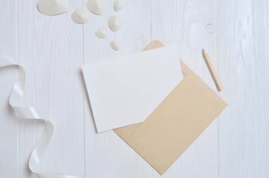 Zarf ile kalpleri ve bir mektup için Sevgililer günü kartı