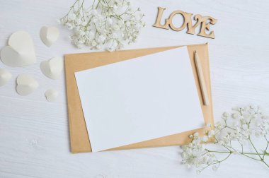 Çiçek ve kalp harf, metin için yer için mockup zarf