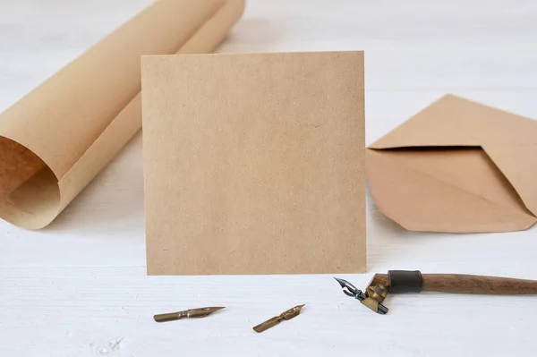 Kalligrafische feather een envelop en een brief, wenskaart — Stockfoto