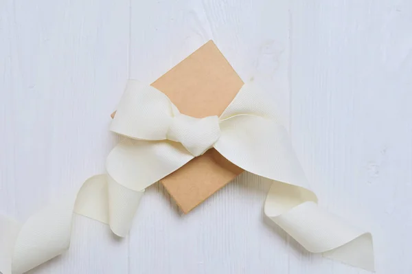 Wrapped vintage gift box with white ribbon bow, on white backgroun — Stock Photo, Image
