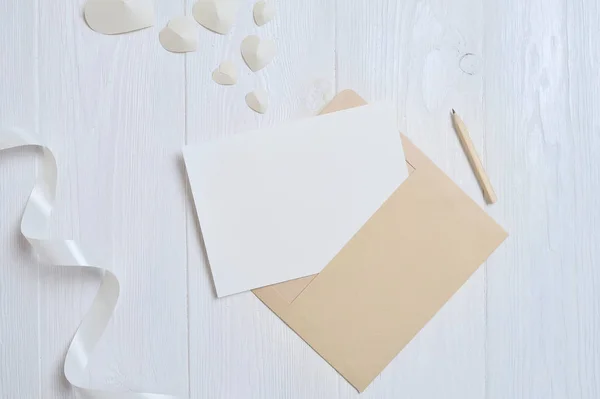 Zarf ile kalpleri ve bir mektup için Sevgililer günü kartı — Stok fotoğraf
