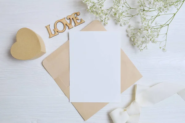 Sobres con flores y una carta, caja del corazón del regalo para la tarjeta de felicitación — Foto de Stock