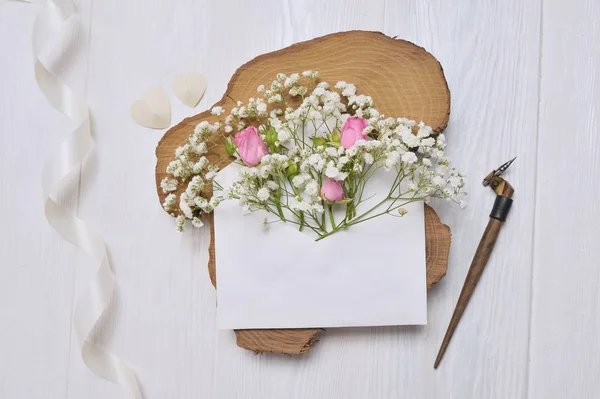 Каллиграфическое перо конверт с цветами и письмо — стоковое фото