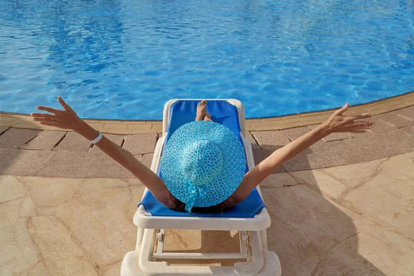 Žena v plavkách relaxační na lehátko na okraji bazénu léto v přírodě — Stock fotografie