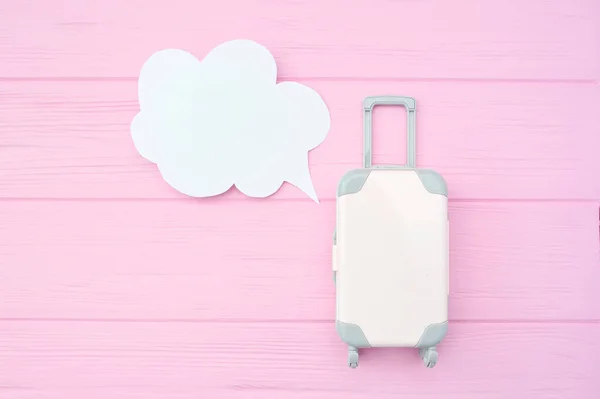 Suitcase with speech bubble on pink background. concept of travel and tourism, with place for your text — 스톡 사진