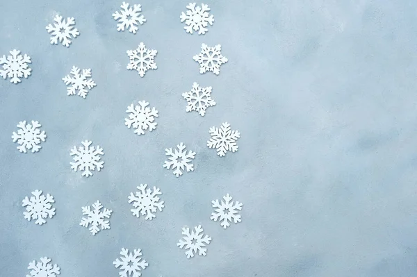 White christmas snowflakes decoration on gray wooden background with place for your text. xmas wallpaper. flat lay, top view — 스톡 사진