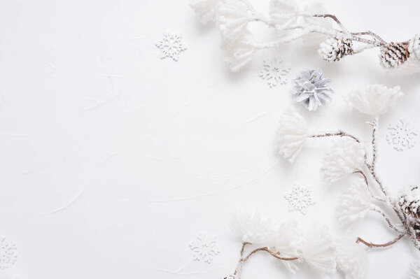 Белая рождественская граница с конусами, снежинками и снежными цветами. Рождественский венок украшения с местом для вашего текста
