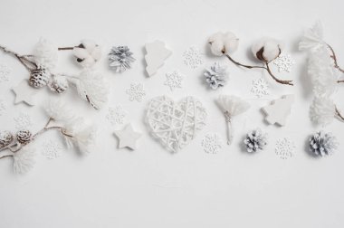 Tasarım elemanları Noel tebrik kartı içinde Xmas hediye kutuları, koniler, pamuk çiçekler, kalp, metnin için yer olan kar taneleri. Beyaz ahşap arka planda dekorasyonlar