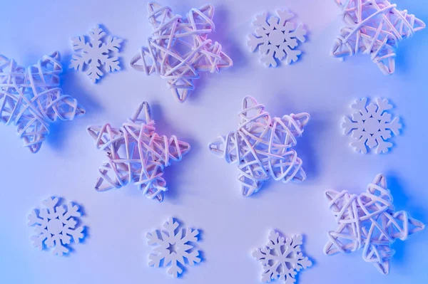 Tahta yıldızlar ve kar taneleri olan mavi bir Noel arkaplanı. Gradyan ışıkları olan bayram tebrik kartı tasarımı — Stok fotoğraf