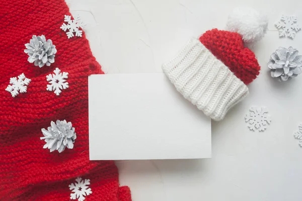 Carta de Navidad maqueta a Santa Claus con bufanda de punto rojo y sombrero en el fondo con conos y copos de nieve. Lugar para su texto — Foto de Stock