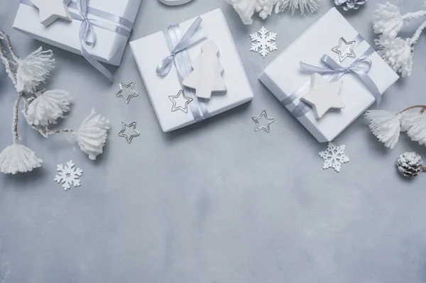 Bordure Créez une carte de voeux de Noël avec boîte cadeau de Noël, cônes, flocons de neige avec place pour votre texte. Décorations sur fond de béton blanc — Photo