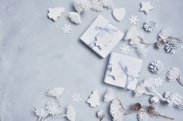 Sınır Tasarımı Yılbaşı tebrik kartı, içinde Xmas hediye kutusu, koni ve mesajınız için yer olan kar taneleri. Beyaz beton arka planda dekorasyonlar — Stok fotoğraf